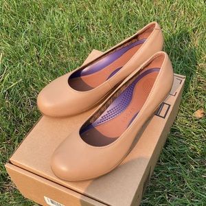 LIKE NEW Crocc genuine leather wedges in nude